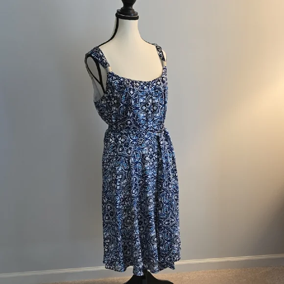 Elegant Blue Patterned Dress - Picture 2 of 3
